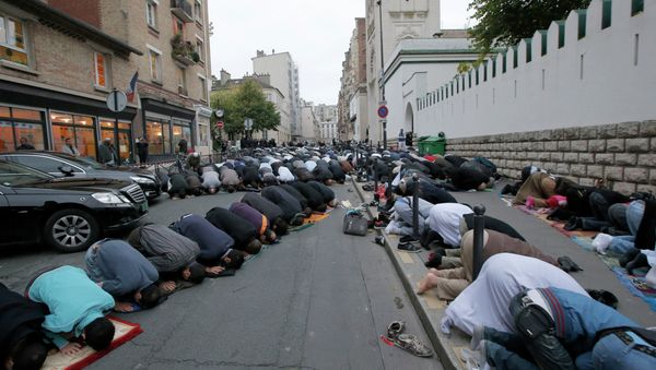 Muslims pray in the street outside the Mosque in Paris Muslims pray in the street outside the Mosque in Paris - Sputnik International