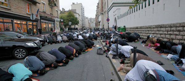 Muslims pray in the street outside the Mosque in Paris - Sputnik International