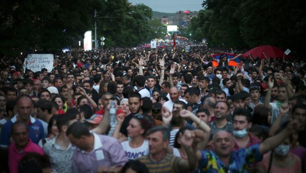 Armenian protesters march during a protest rally against a hike in electricity prices in Yerevan, Armenia, Wednesday, June 24, 2015 Armenian protesters march during a protest rally against a hike in electricity prices in Yerevan, Armenia, Wednesday, June 24, 2015 - Sputnik International