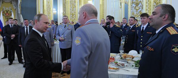 President Vladimir Putin greeting military academy graduates at a Kremlin reception, June 25, 2015 President Vladimir Putin greeting military academy graduates at a Kremlin reception, June 25, 2015 - Sputnik International