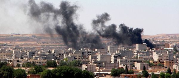 Smoke billow from the Syrian town of Kobane, as seen from the Turkish side of the border in Suruc in Sanliurfa province on June 25, 2015. Turkey denied baseless claims that Islamic State (IS) militants reentered the Syrian town of Kobane through the Turkish border crossing to detonate a suicide bomb, - Sputnik International