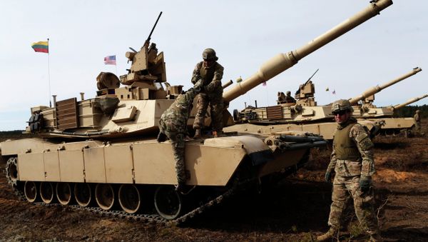 U.S. soldiers from the 2nd Battalion, 1st Brigade Combat Team, 3rd Infantry Division at the M1A2 Abrams battle tank during a military exercise at the Gaiziunu Training Range in Pabrade some 60km.(38 miles) north of the capital Vilnius, Lithuania, Thursday, April 9, 2015 - Sputnik International