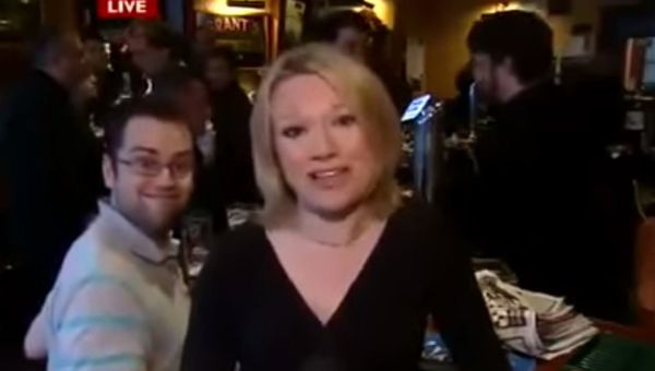 Guy at a bar realizes he's on LIVE TV - Sputnik International