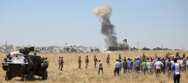 Smoke rises in the Syrian town of Kobani as seen from the Turkish border town of Suruc in Sanliurfa province, Turkey, June 25, 2015 - Sputnik International