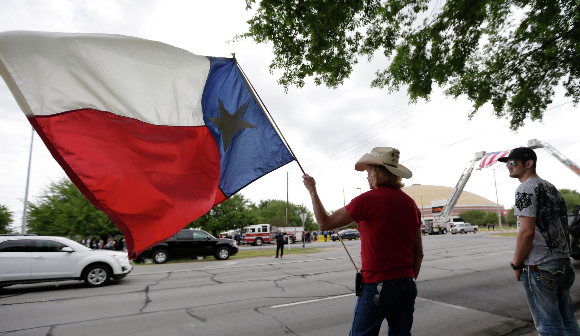 A man holds a Texas flag. - Sputnik International, 1920, 27.10.2021