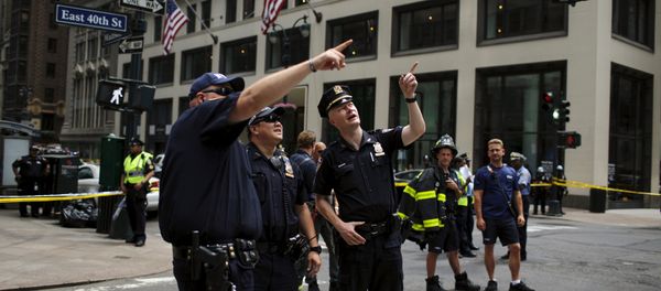New York Police Department officers attend an emergency response after the cable of the crane snapped on a building in Manhattan, New York May 31, 2015 New York Police Department officers attend an emergency response after the cable of the crane snapped on a building in Manhattan, New York May 31, 2015 - Sputnik International