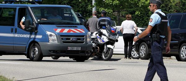 A French Gendarme blocks the access road to the Saint-Quentin-Fallavier industrial area, near Lyon, France, June 26, 2015 - Sputnik International