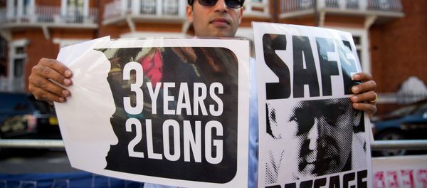 A supporter of Wikileaks founder Julian Assange holds banners outside the Ecuadorian embassy in London as he marks three years since Assange claimed asylum in the embassy on June 19, 2015 A supporter of Wikileaks founder Julian Assange holds banners outside the Ecuadorian embassy in London as he marks three years since Assange claimed asylum in the embassy on June 19, 2015 - Sputnik International