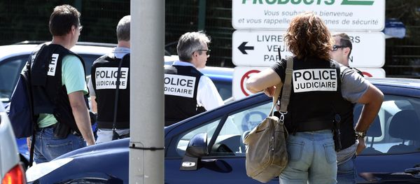French police secure the entrance of the Air Products company in Saint-Quentin-Fallavier, near Lyon, central eastern France, on June 26, 2015 - Sputnik International