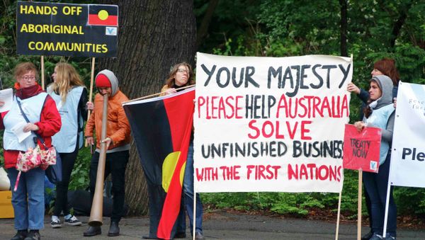Protestors demonstrate for more rights of Aboriginal Australians in Berlin, Germany June 24, 2015, during the state visit of Britain's Queen Elizabeth and Prince Philip - Sputnik International