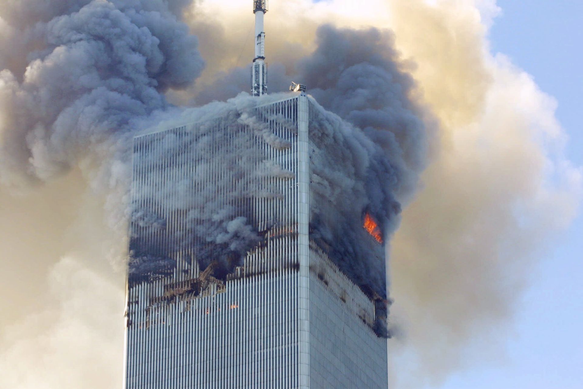 Fire and smoke billows from the north tower of New York's World Trade Center Tuesday Sept. 11, 2001 after terrorists crashed two hijacked airliners into the World Trade Center and brought down the twin 110-story towers. Fire and smoke billows from the north tower of New York's World Trade Center Tuesday Sept. 11, 2001 after terrorists crashed two hijacked airliners into the World Trade Center and brought down the twin 110-story towers. - Sputnik International, 1920, 10.09.2021