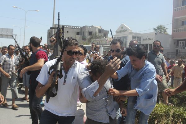 Police officers control the crowd (rear) while surrounding a man (front C) suspected to be involved in opening fire on a beachside hotel in Sousse, Tunisia, as a woman reacts(R), June 26, 2015 Police officers control the crowd (rear) while surrounding a man (front C) suspected to be involved in opening fire on a beachside hotel in Sousse, Tunisia, as a woman reacts(R), June 26, 2015 - Sputnik International