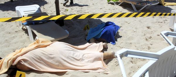 Bodies of tourists shot dead by a gunman lie near a beachside hotel in Sousse, Tunisia June 26, 2015 - Sputnik International