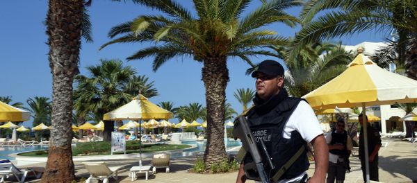 A Tunisian security member stands next to a swimming pool at the resort town of Sousse, a popular tourist destination 140 kilometres (90 miles) south of the Tunisian capital, on June 26, 2015, following a shooting attack - Sputnik International