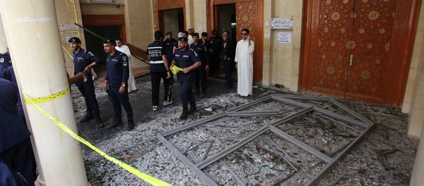 Kuwaiti security forces gather outside the Shiite Al-Imam al-Sadeq mosque after it was targeted by a suicide bombing during Friday prayers on June 26, 2015, in Kuwait City - Sputnik International