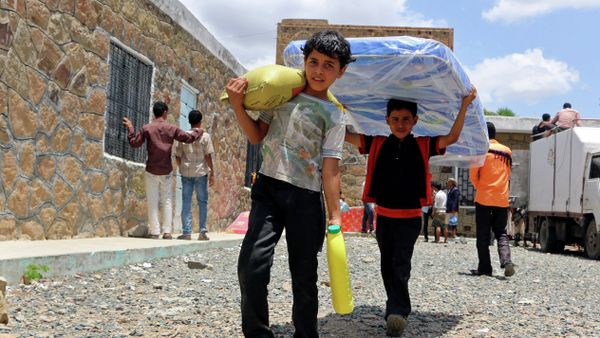 Boys carry relief supplies to their families who fled fighting in the southern city of Aden, during a food distribution effort by Yemeni volunteers, in Taiz, Yemen. Boys carry relief supplies to their families who fled fighting in the southern city of Aden, during a food distribution effort by Yemeni volunteers, in Taiz, Yemen. - Sputnik International