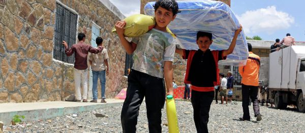 Boys carry relief supplies to their families who fled fighting in the southern city of Aden, during a food distribution effort by Yemeni volunteers, in Taiz, Yemen. Boys carry relief supplies to their families who fled fighting in the southern city of Aden, during a food distribution effort by Yemeni volunteers, in Taiz, Yemen. - Sputnik International