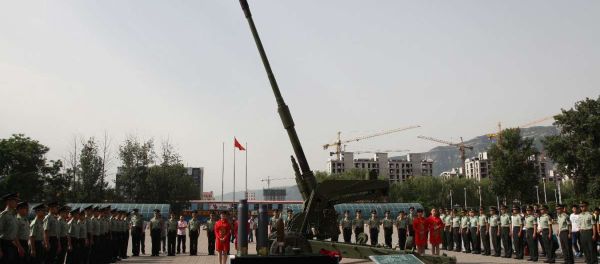 The 127th Ordinance Institute, of the Central Northern University, China, handed over a new 125mm cannon to People's Liberation Army officers at a June 10, 2015 ceremony. - Sputnik International