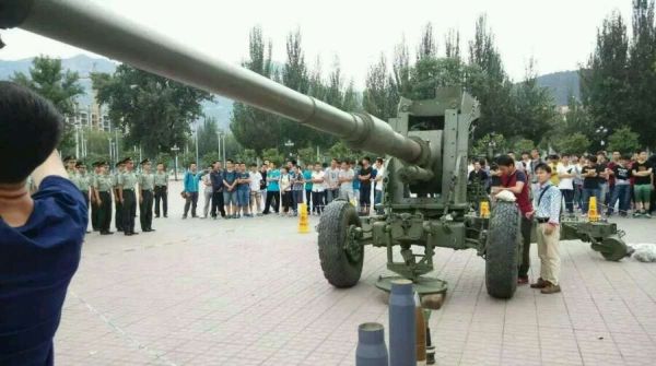 Members of the 127th Ordinance Institute, of the Central Northern University, prepare to hand over a new 125mm cannon to China's People's Liberation Army at a June 10 ceremony. Members of the 127th Ordinance Institute, of the Central Northern University, prepare to hand over a new 125mm cannon to China's People's Liberation Army at a June 10 ceremony. - Sputnik International