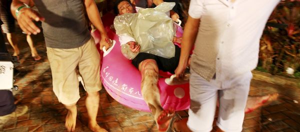 People carry an injured victim from an accidental explosion during a music concert at the Formosa Water Park in New Taipei City, Taiwan, June 27, 2015 - Sputnik International