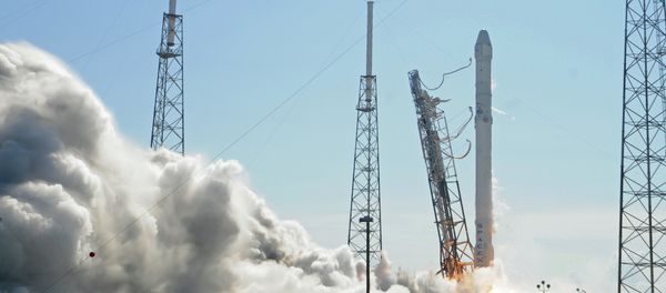 Space X's Falcon 9 rocket lifts off from space launch complex 40 on April 14, 2015 at Cape Canaveral, Florida with a Dragon CRS6 spacecraft - Sputnik International