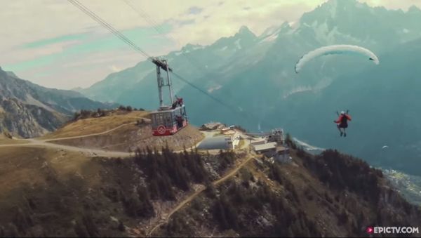 Daredevil parachutes into a moving cable car - Sputnik International