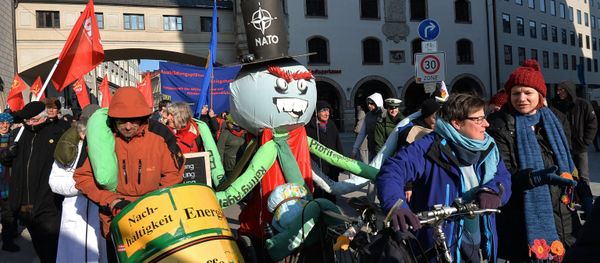 Participants of a rally against NATO's policy by Munich's Rathaus (Town Hall) - Sputnik International