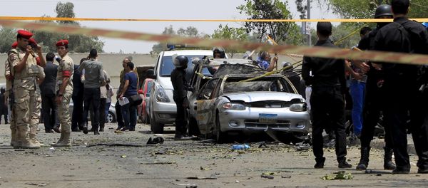 Policemen and army forces are seen at the site of a car bomb attack on the convoy of Egyptian public prosecutor Hisham Barakat near his house at Heliopolis district in Cairo, Egypt - Sputnik International