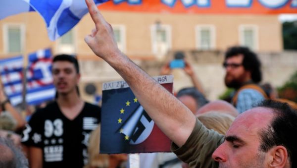 Thousand of demonstrators gather outside Greece's parliament to express their support for Prime Minister Alexis Tsipras' anti-austerity stance during negotiations over the country's debt. - Sputnik International