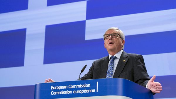 European Commission President Jean-Claude Juncker gives a statement while standing in front a giant Greek flag projected in the press room at the EU commission headquarters in Brussels, Belgium June 29, 2015 European Commission President Jean-Claude Juncker gives a statement while standing in front a giant Greek flag projected in the press room at the EU commission headquarters in Brussels, Belgium June 29, 2015 - Sputnik International