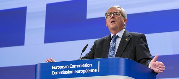 European Commission President Jean-Claude Juncker gives a statement while standing in front a giant Greek flag projected in the press room at the EU commission headquarters in Brussels, Belgium June 29, 2015 - Sputnik International