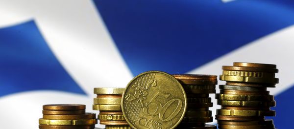 Euro coins are seen in front of a displayed Greece flag - Sputnik International