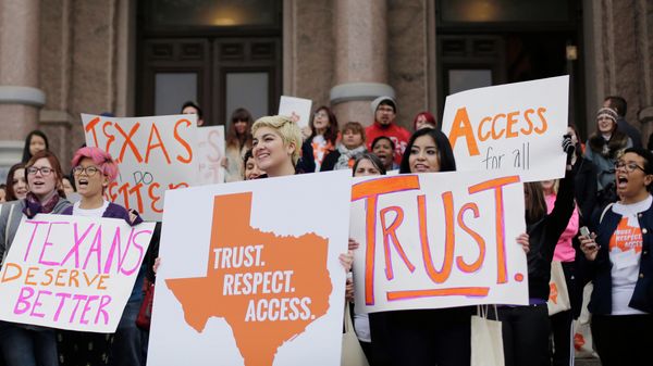 FILE - In this Feb. 26, 2015 file photo, college students and abortion rights activists hold signs during a rally on the steps of the Texas Capitol, in Austin, Texas. The Supreme Court refused on Monday, June 29, 2015, to allow Texas to enforce restrictions that would force 10 abortion clinics to close - Sputnik International