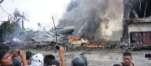 People look at a military plan crash in Medan - Sputnik International