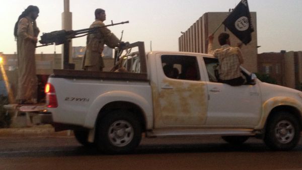 Islamic State militants parade in a commandeered Iraqi security forces vehicle on a main road at the northern city of Mosul. - Sputnik International