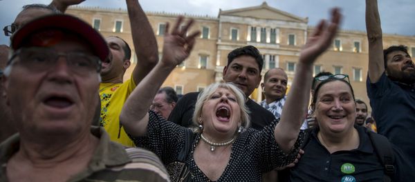 Pro-Euro protesters shout slogans during a rally in front of the parliament building in Athens, Greece, June 30, 2015 - Sputnik International