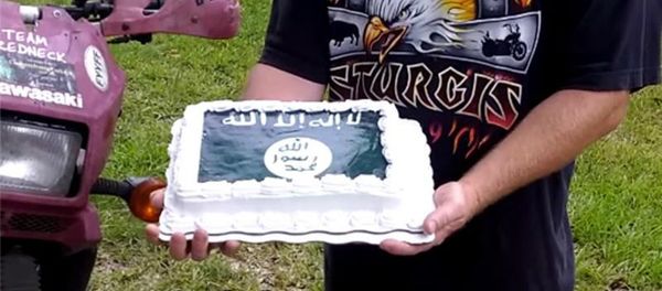 Chuck Netzhammer said he ordered a cake with the words Heritage Not Hate” and the image of the Confederate flag on it at one of the company’s bakeries. When his request was rejected, he then ordered a cake decorated with ISIL battleflag, which represents the militant jihadist group fighting in Iraq and Syria. - Sputnik International