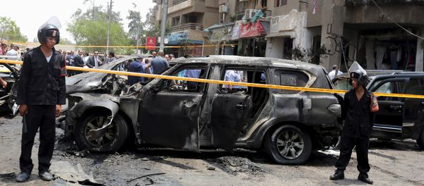 Policemen secure the site of a car bomb attack on the convoy of Egyptian public prosecutor Hisham Barakat near his house at Heliopolis district in Cairo, Egypt, June 29, 2015 - Sputnik International