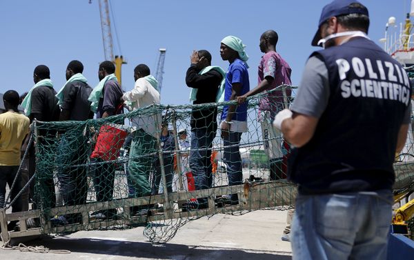 Migrants disembark from the Panamanian ship Dignity 1 in the Sicilian harbour of Pozzallo, Italy, June 23, 2015 - Sputnik International