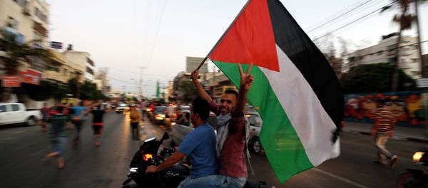 Palestinians wave the national flag as they gather is the streets of Gaza City on August 26, 2014 - Sputnik International