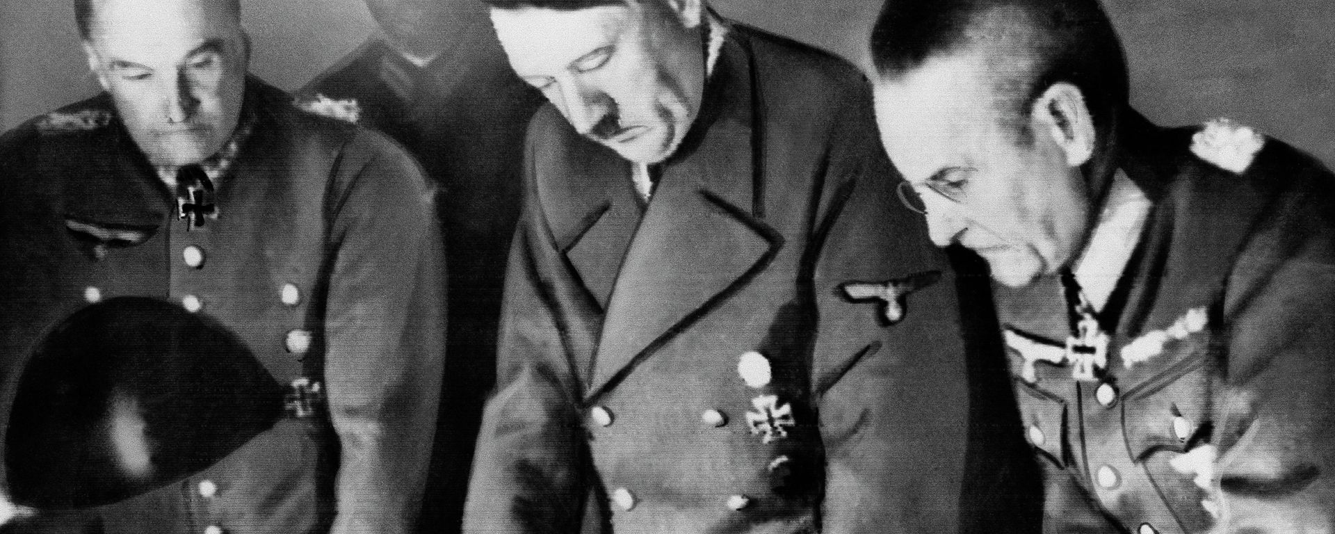 Adolf Hitler, center, confers with Field Marshal General Walther Von Brauchitsch, left, commander-in-chief of the Germany Army; and Colonel-General Franz Halder, Chief of the German Army staff, in Berlin on Aug. 7, 1941 Adolf Hitler, center, confers with Field Marshal General Walther Von Brauchitsch, left, commander-in-chief of the Germany Army; and Colonel-General Franz Halder, Chief of the German Army staff, in Berlin on Aug. 7, 1941 - Sputnik International, 1920, 30.09.2024
