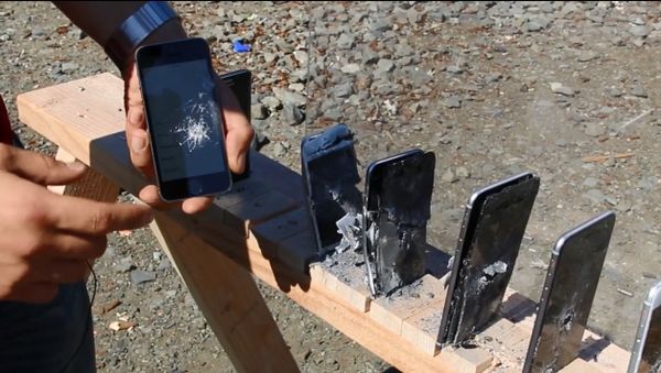 How Many iPhones Does it Take to Stop a Bullet? - Sputnik International