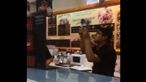 Ice Cream Server Shows Off His Amazing Skills - Sputnik International