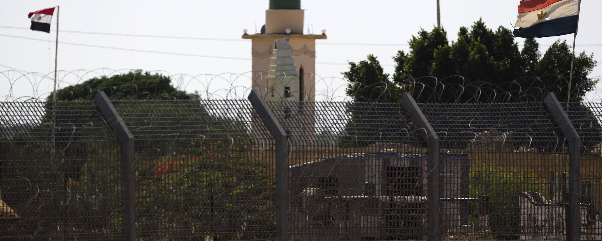 Egyptian flags flutter in Egypt's North Sinai as seen from across the border in southern Israel July 1, 2015 - Sputnik International, 1920, 23.12.2020