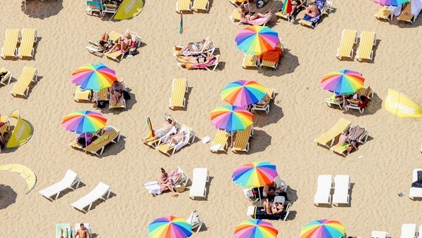French beach patrol officers will be granted the right to carry arms at some of France's busiest beaches this summer. - Sputnik International