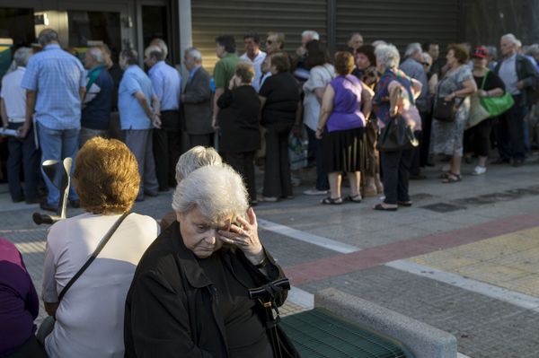 People queue to receive their pensions in front of a National Bank in Athens, Greece, July 2, 2015 People queue to receive their pensions in front of a National Bank in Athens, Greece, July 2, 2015 - Sputnik International