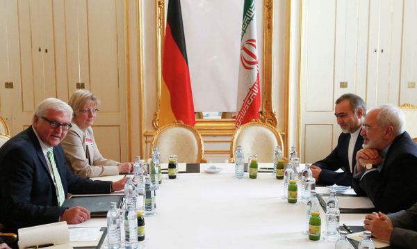 German Foreign Minister Frank-Walter Steinmeier (L) and Iranian Foreign Minister Javad Zarif wait for the start of a bilateral meeting in Palais Coburg, the venue for nuclear talks in Vienna, Austria, July 2, 2015 - Sputnik International