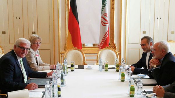 German Foreign Minister Frank-Walter Steinmeier (L) and Iranian Foreign Minister Javad Zarif wait for the start of a bilateral meeting in Palais Coburg, the venue for nuclear talks in Vienna, Austria, July 2, 2015 - Sputnik International
