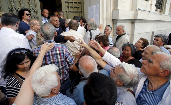 A staff member distributes priority tickets to pensioners outside a National Bank branch in Athens, Greece, July 1, 2015. A staff member distributes priority tickets to pensioners outside a National Bank branch in Athens, Greece, July 1, 2015. - Sputnik International
