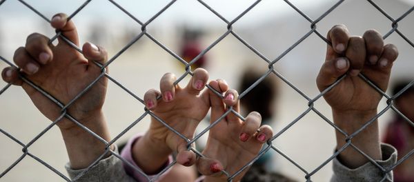 Hands of Syrian Kurdish children are seen holding a fence in a UNHCR (United Nations Refugee Agency) refugee camp on February 2, 2015, at Suruc, in Sanliurfa - Sputnik International